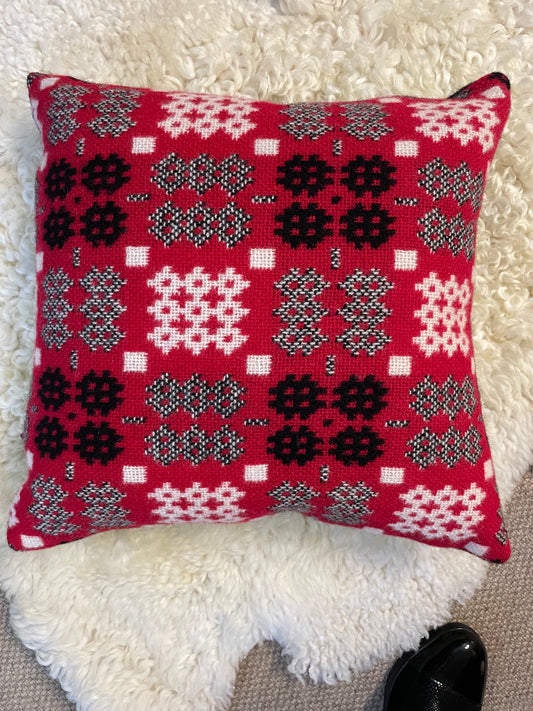 Welsh Tapestry Cushion – Gwyrdd, Gwyn & Du red
