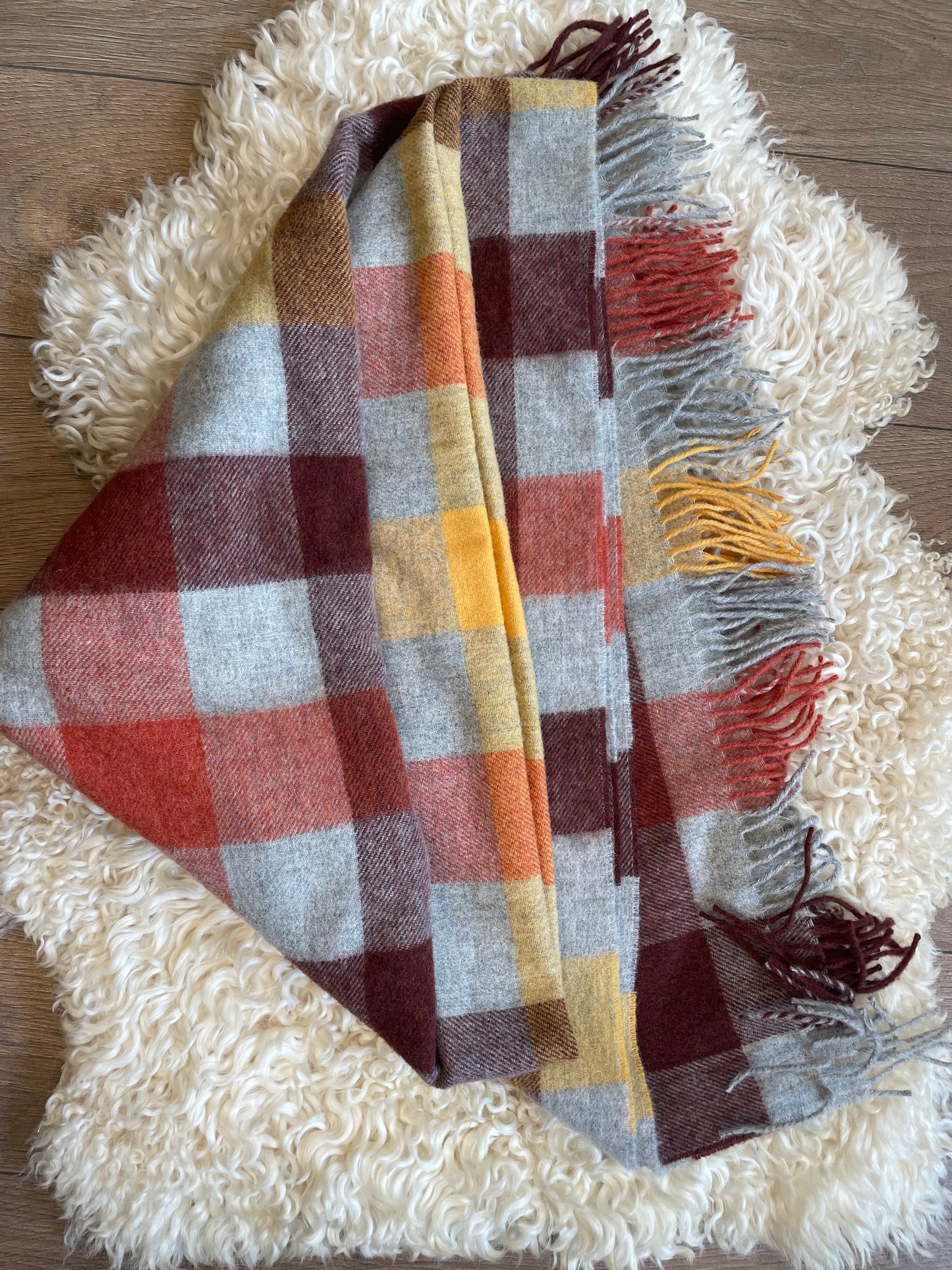 Hand Woven Throw Llwyd ac Oren