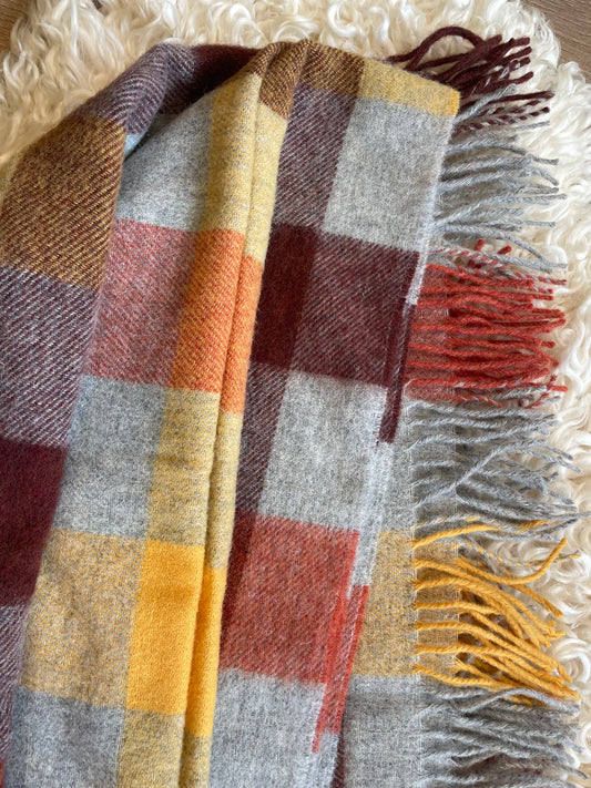 Hand Woven Throw Llwyd ac Oren