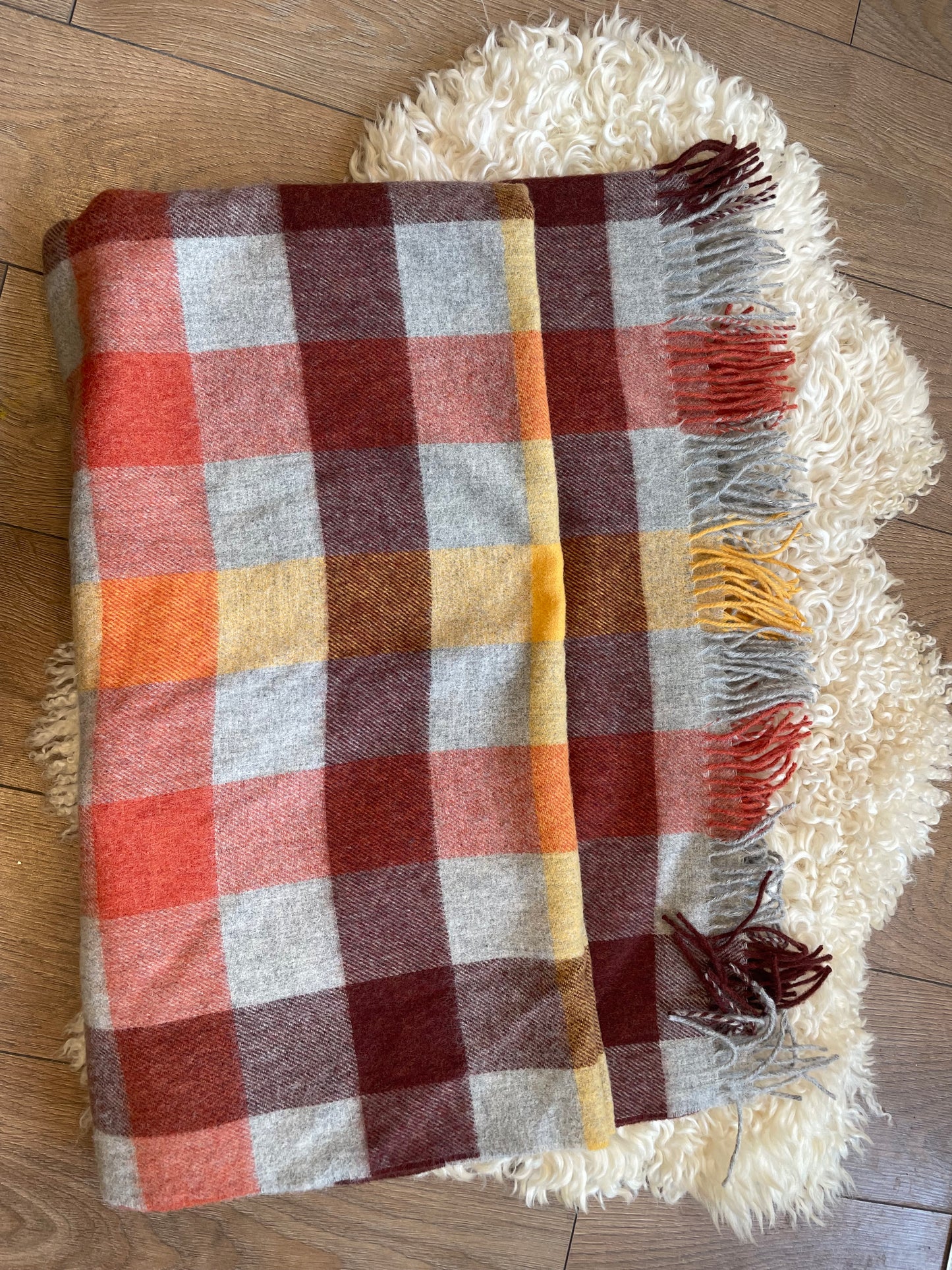Hand Woven Throw Llwyd ac Oren